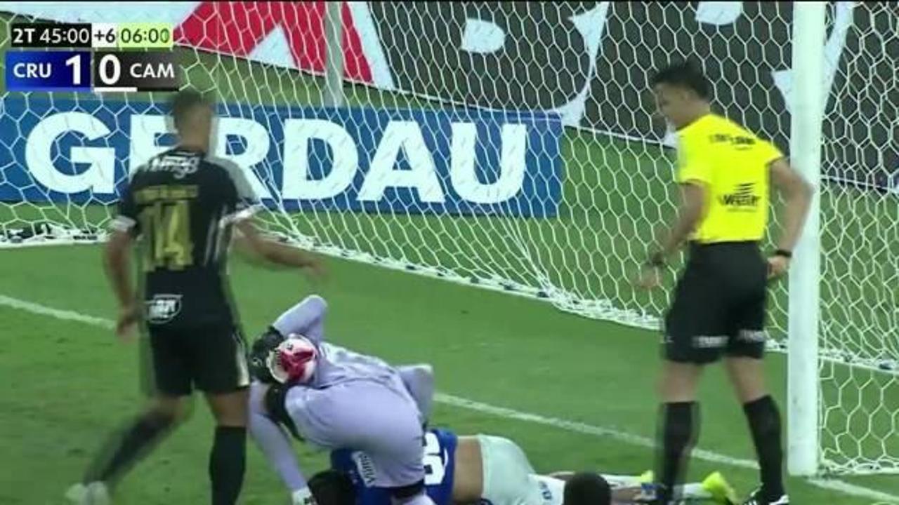 Brezilya derbisinde saha karıştı!  Futbolcular tekmeli yumruklu kavga etti