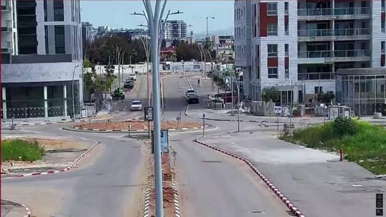 İsrail'e düşen İran füzesi kameralara yansıdı