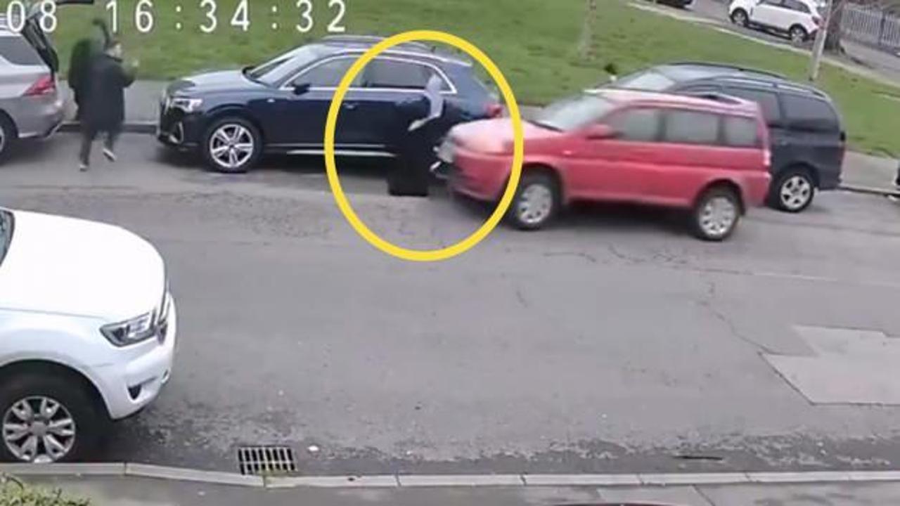 Londra'da alçak saldırı! Sadece Müslüman diye kadını arabayla ezdi