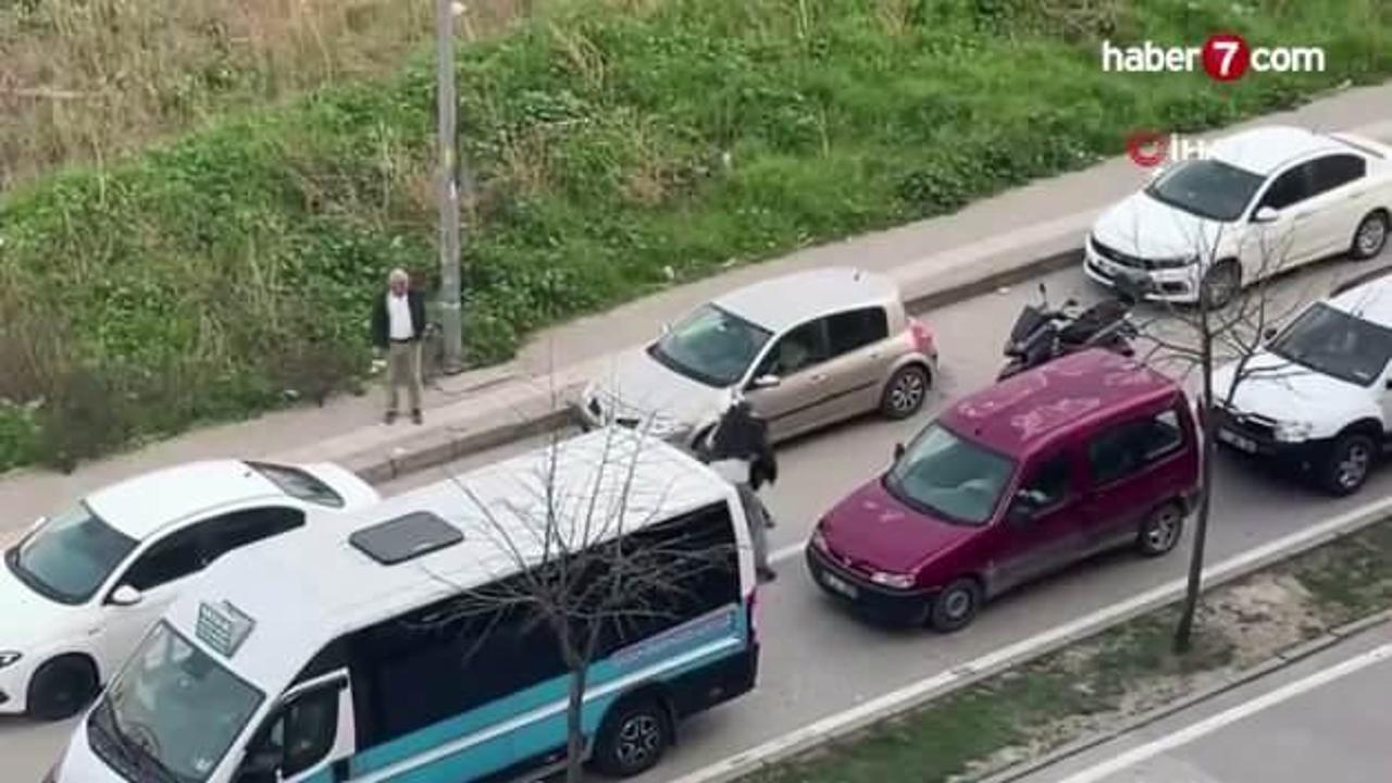 Otomobil sürücüsü motosikletliye copla saldırdı