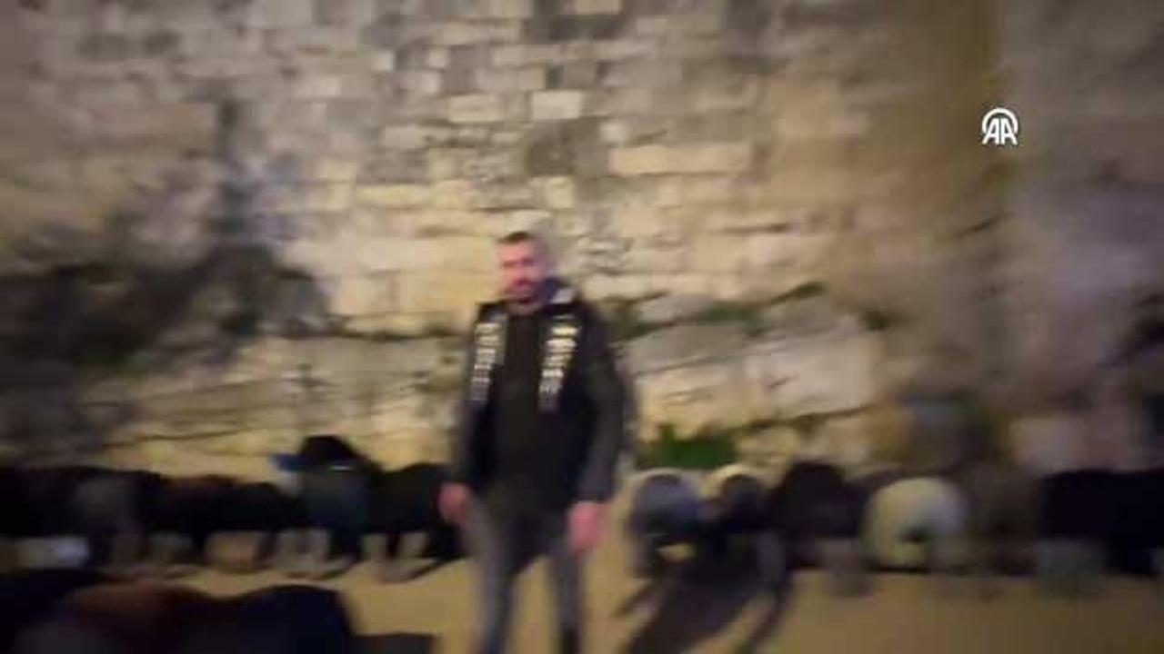 Filistinlilere namaz sırasında zulüm! İsrail askerlerinden cemaate coplu saldırı