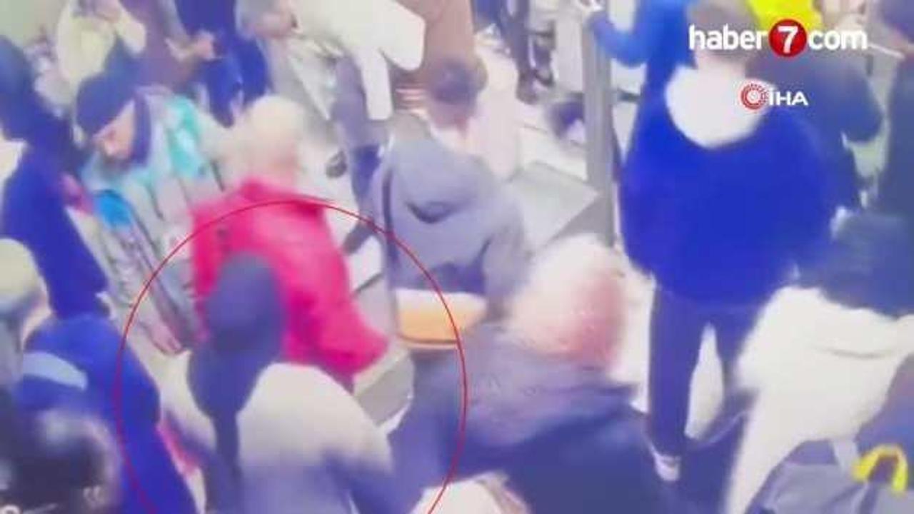 Sultanahmet'te yankesicilik yapan 2 kadın suçüstü yakalandı