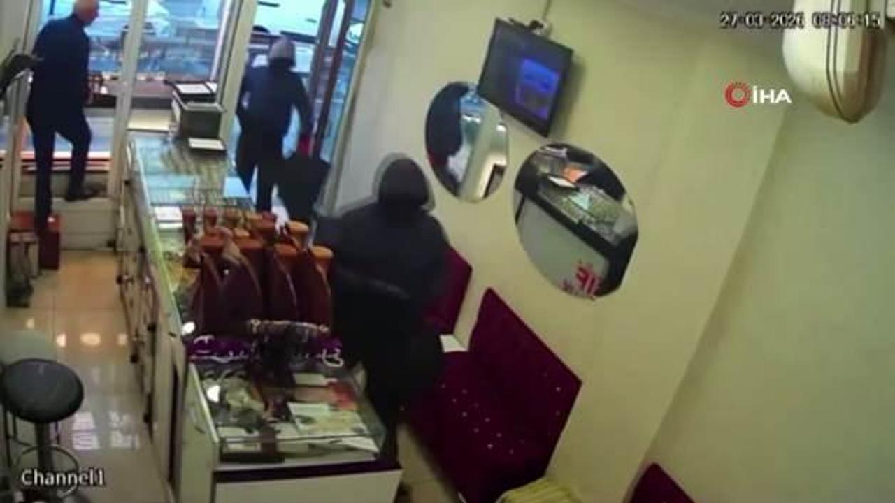 Diyarbakır’da silahla kuyumcu soygunu kamerada: 1,5 kilo altını çalıp kaçtılar