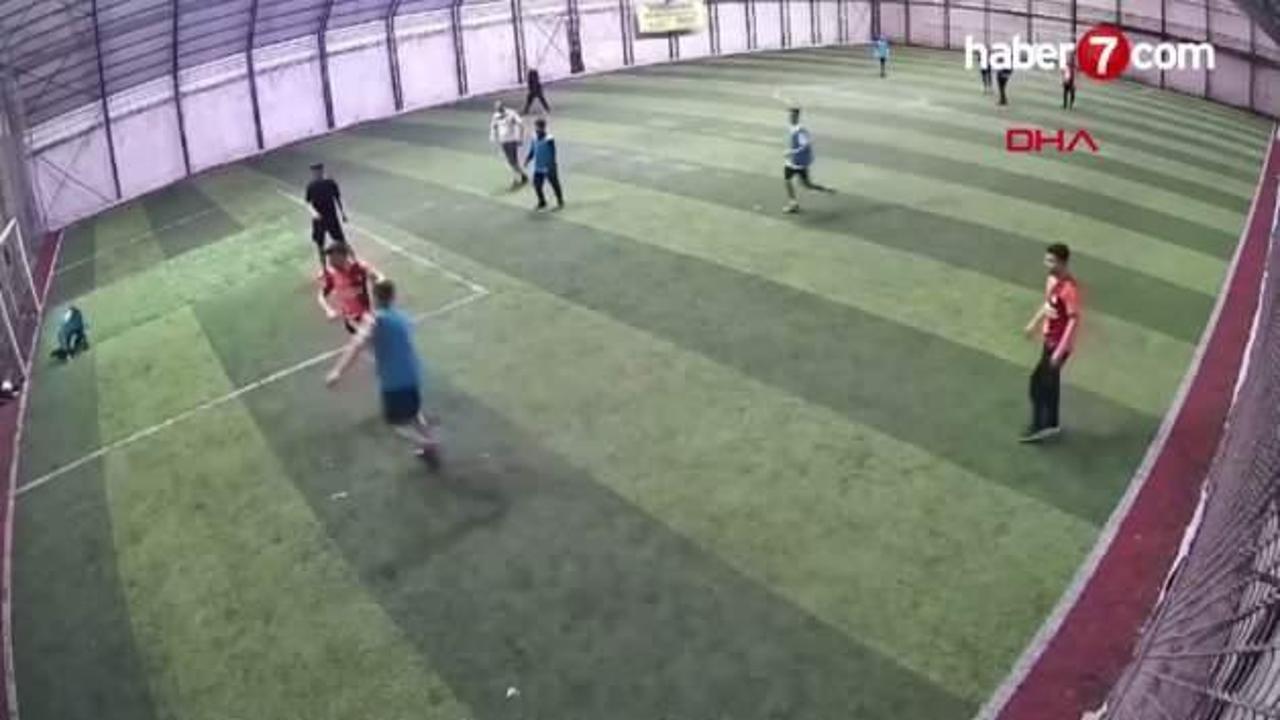 Halı sahada oynarken göğsüne top isabet edince kalbi durdu, hastanede kurtarılamadı
