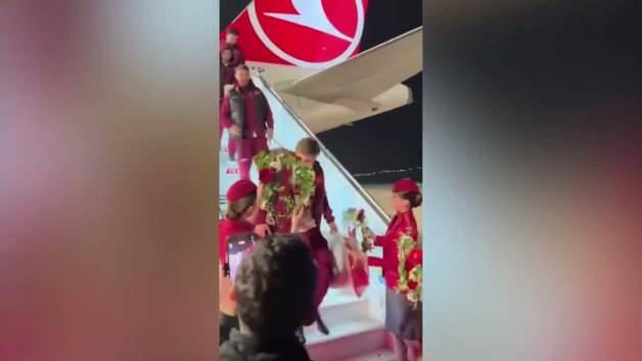 24 yıllık hasreti bitiren ''Bizim Çocuklar'' çiçeklerle karşılandı