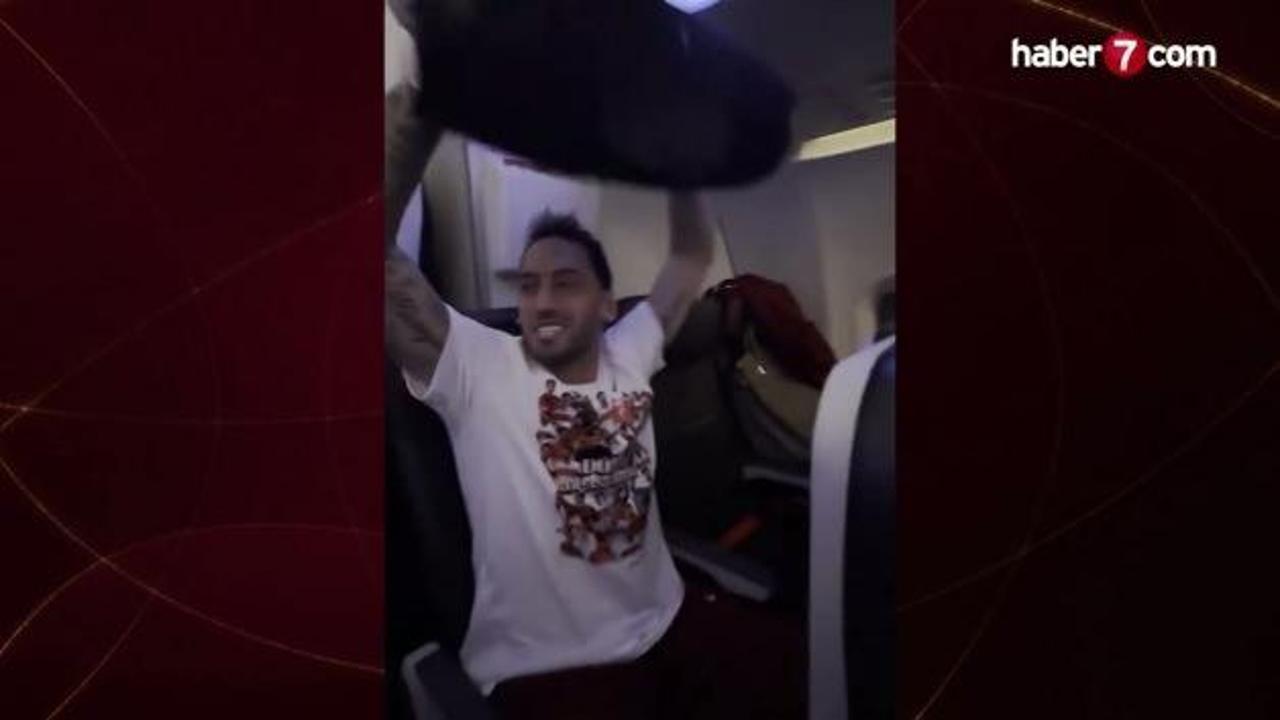 Hakan Çalhanoğlu'ndan 'Bir oluruz yolunda' performansı