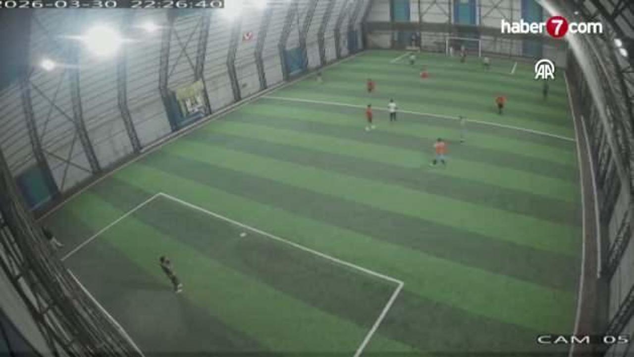 Halı sahada fenalaşan kişinin yaşamını yitirdiği olayın görüntüleri ortaya çıktı