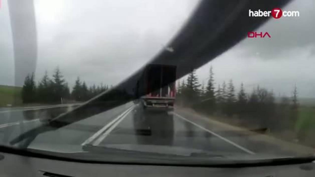 Kaygan yolda savrulan TIR dehşet saçtı! 1 ölü, 2 yaralı