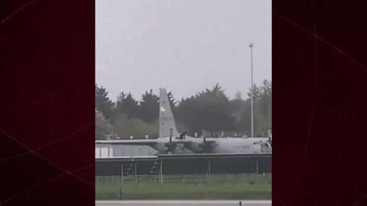 İrlanda'da bir şahıs Amerikan askeri uçağına baltayla saldırdı