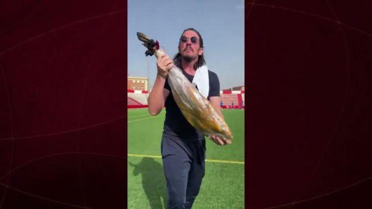 İspanya'da infial yaratan görüntüler!  Kulüp başkanı Müslüman oyuncuları domuz etiyle kovaladı