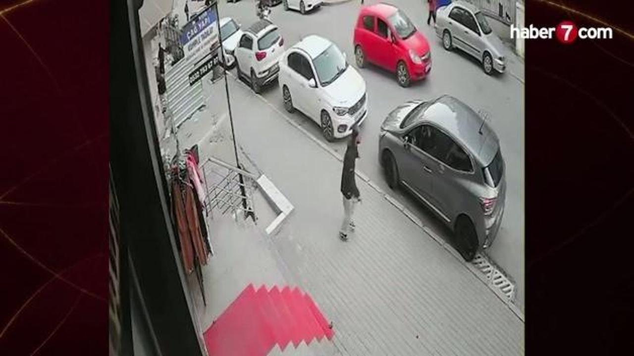 Avcılar’da otomobil terörü: Çok sayıda araca tekmeleyerek zarar verdi