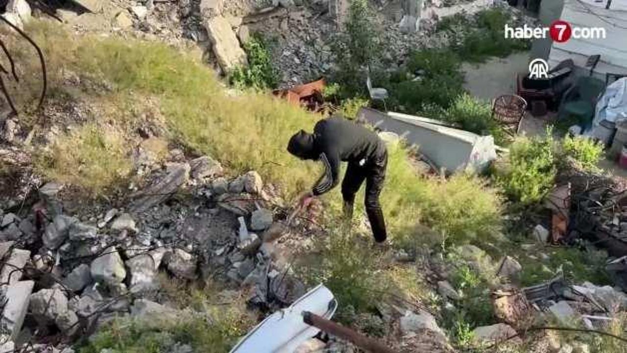 Filistinli baba, enkaz altındaki 4 çocuğunun cenazesini kendi imkanlarıyla arıyor