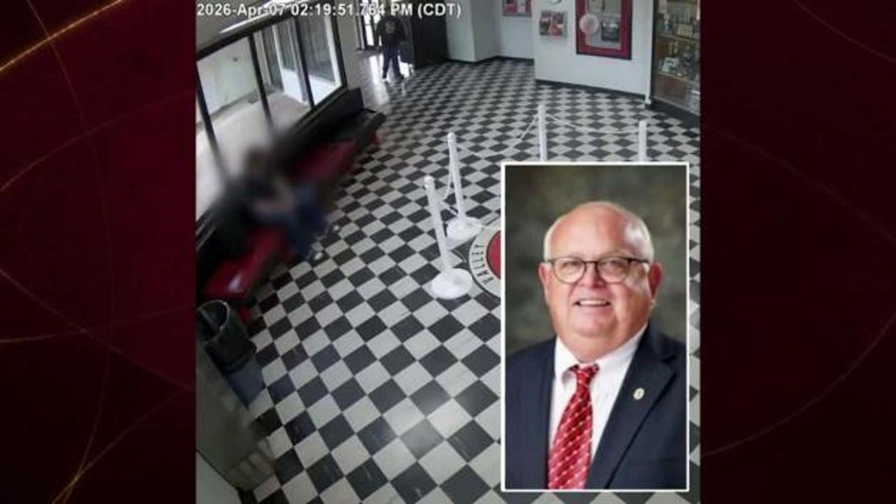 Kahraman okul müdürü canını hiçe saydı silahlı saldırganın üzerine atladı!