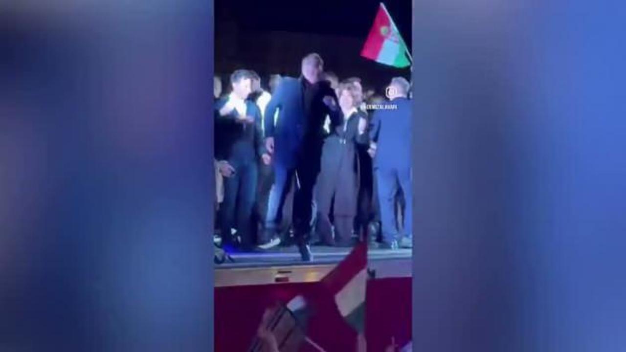 Muhtemel Bakandan dans şovu! Macaristan'da seçim kutlaması
