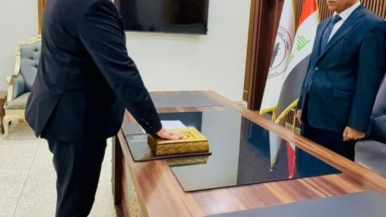 102 yıl sonra bir ilk! Türkmen Vali Kur'an'a el basarak göreve resmen başladı