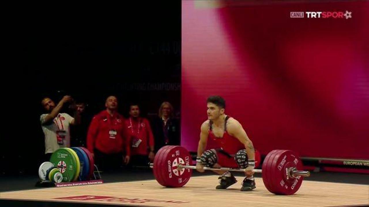 Milli halterci Muhammed Furkan Özbek Avrupa rekoru kırarak şampiyon oldu