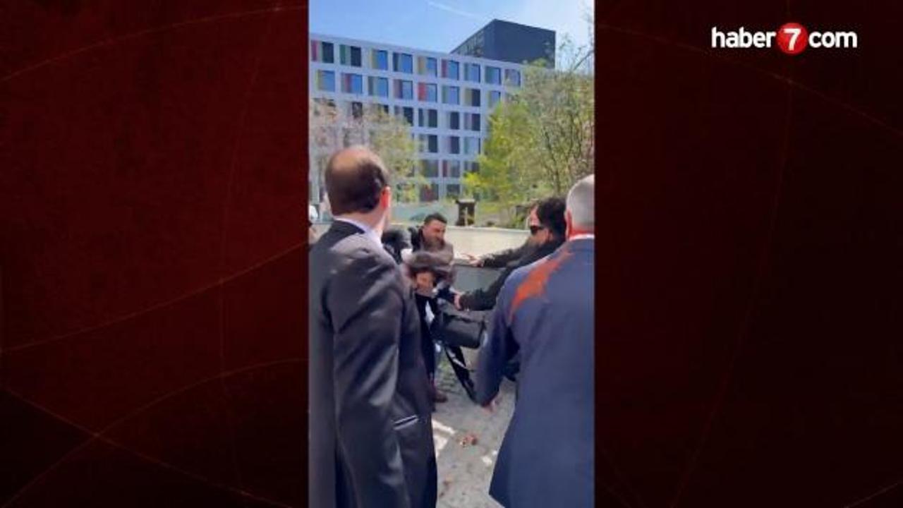 Rıza Pehlevi Berlin'de protestolarla karşılandı: Üzerine kırmızı sıvı atıldı!