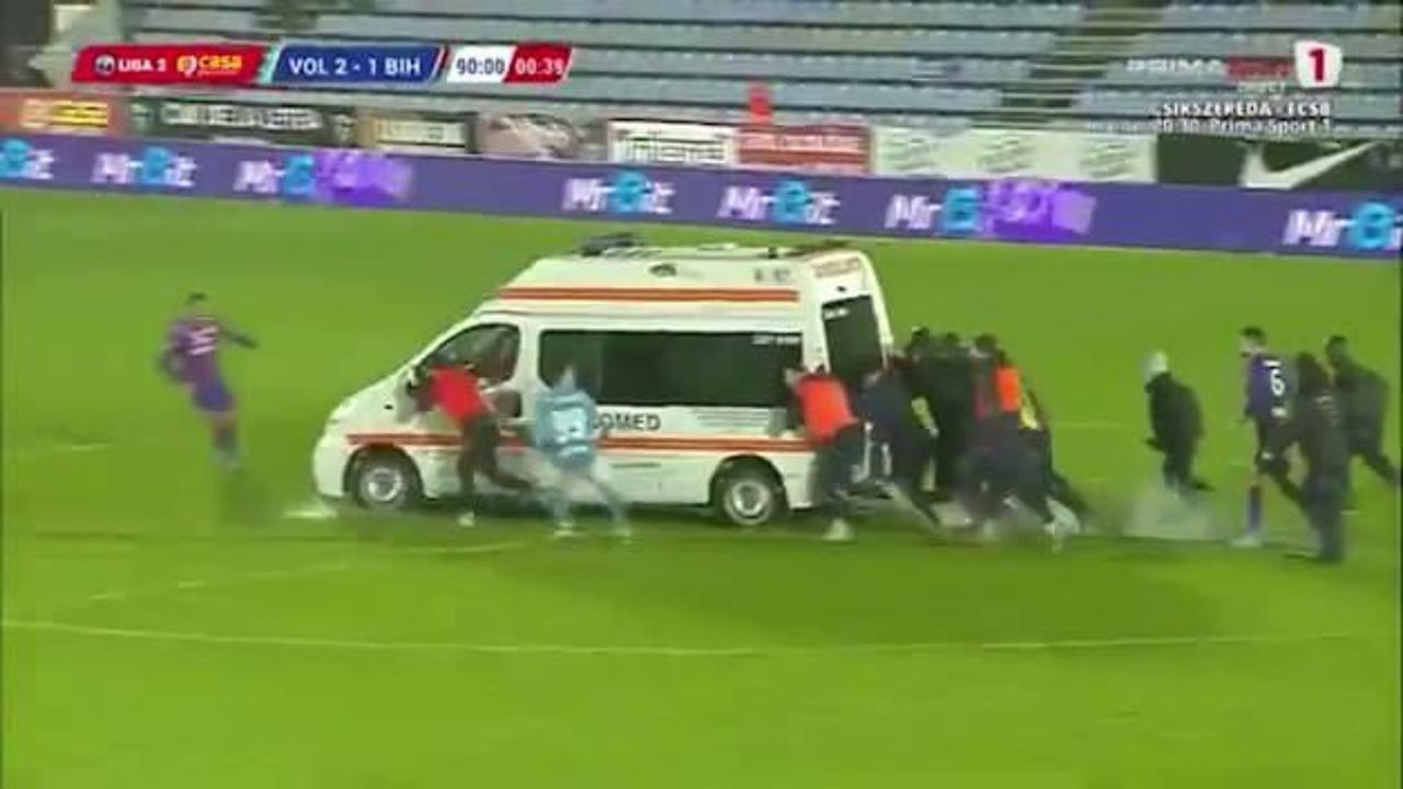 Romanya'da sahada ilerleyemeyen ambulansı futbolcular itikledi!