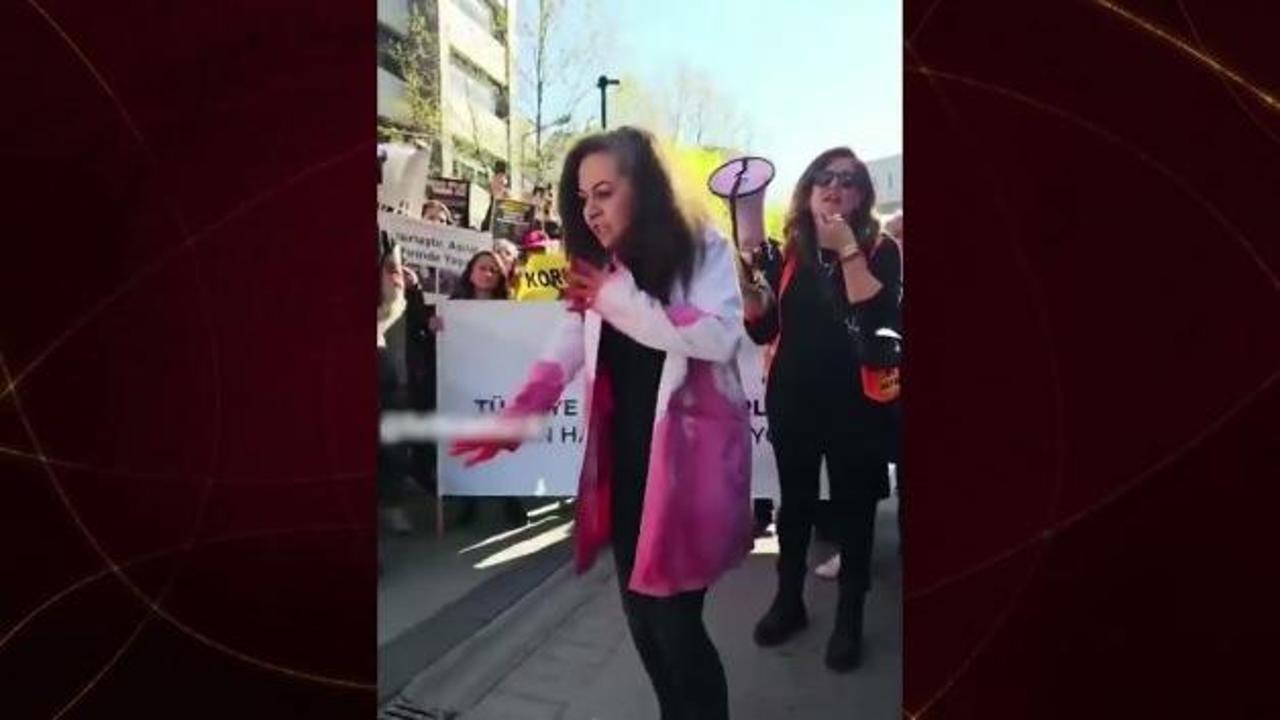 Başıboş köpekler için toplanılan eylemde bir kadının tuhaf hareketleri gündem oldu!