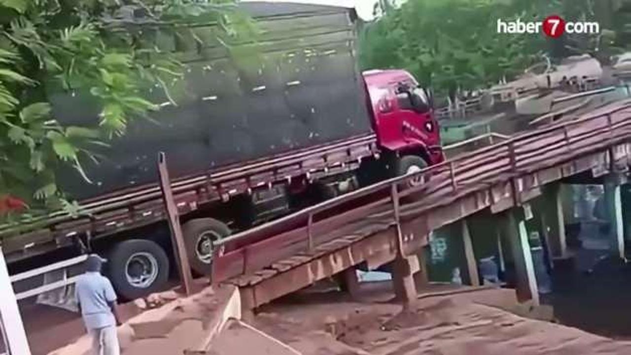 Brezilya'da korkunç anlar: Ahşap köprü devrildi TIR dereye uçtu!