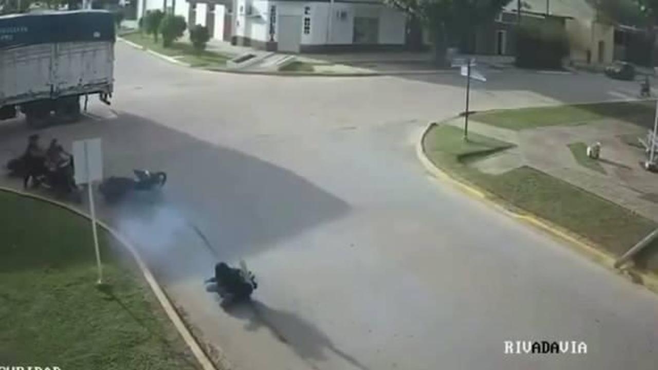 Arjantin'de kamyonun kopardığı kablo motosikletliye dolandı