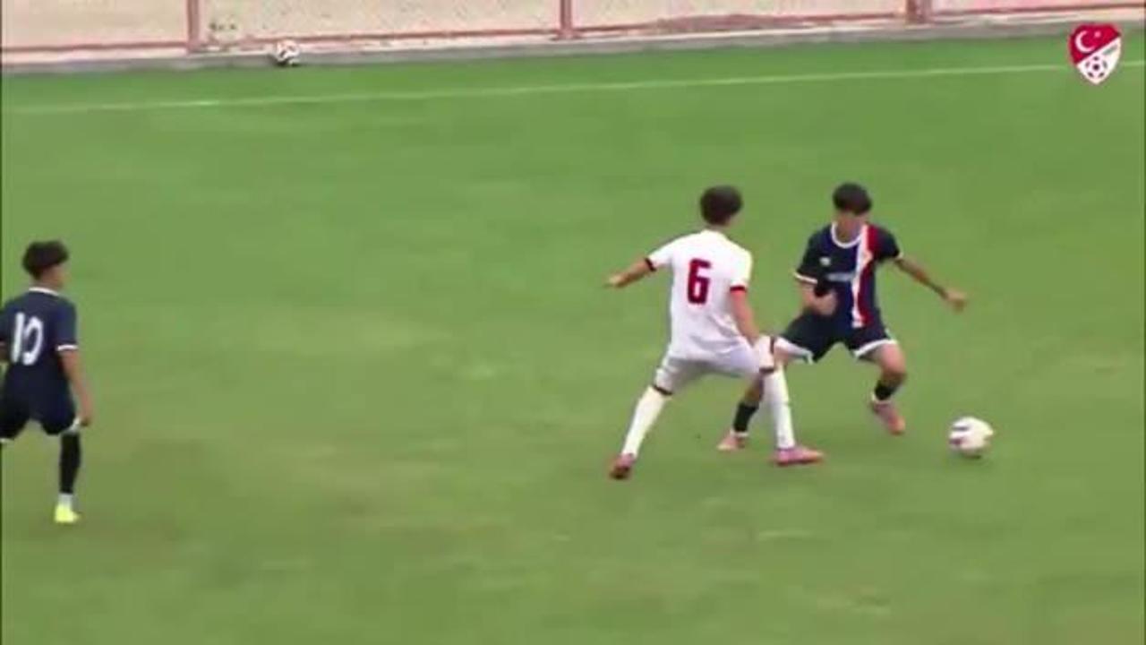 Efsane futbolcunun oğlu babasının izinde! Çalımları ve golü gündem oldu