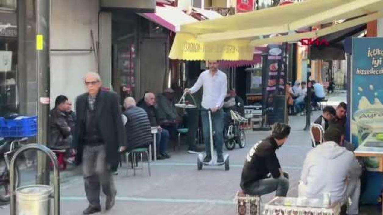 Günde 25 bin adım atan çaycı yorulunca çareyi hoverboard ile serviste buldu