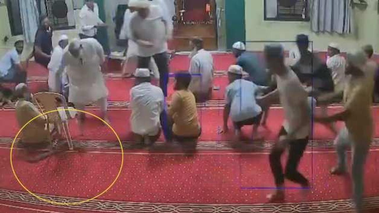 Hindistan'da camide namaz sırasında ortaya çıkan yılanı imam kıskıvrak yakaladı