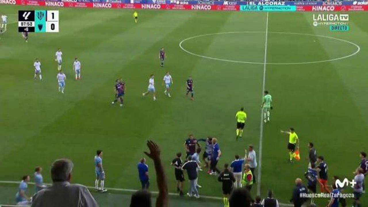 Kaleci kırmızı kart gördü! Rakibine yumruk attı