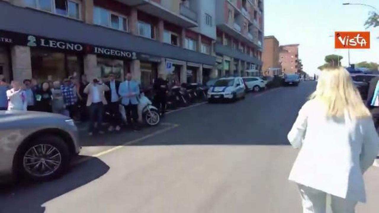 İtalya Başbakanı Meloni çocukluğunu geçirdiği mahallede eski komşusuyla hasret giderdi