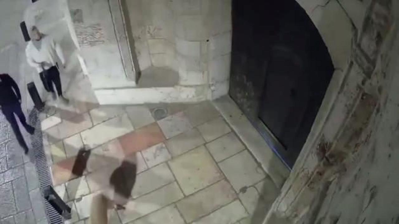 Kudüs de kutsal mekanda tepki çeken davranış: Kameraya küstah hareket!