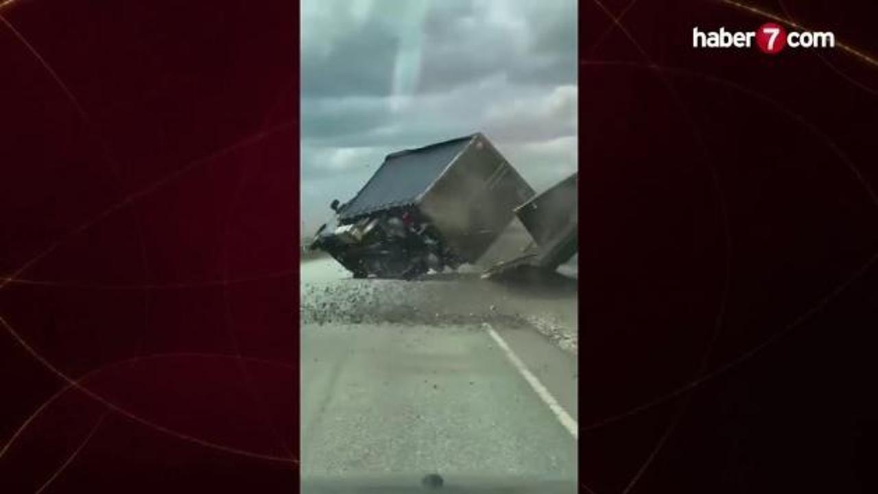 Şiddetli rüzgar kamyon devirdi: Havada parçalandı