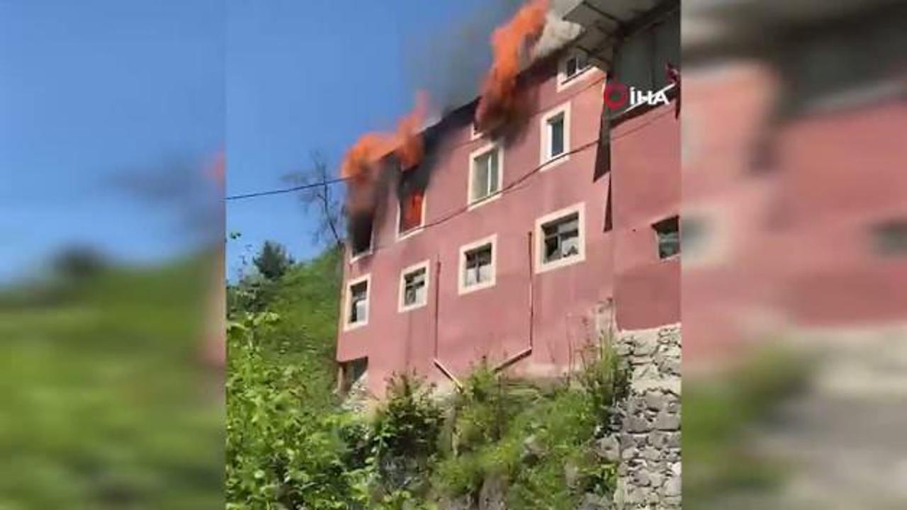 Yangında eşyalar küle döndü, Kur’an-ı Kerim zarar görmedi