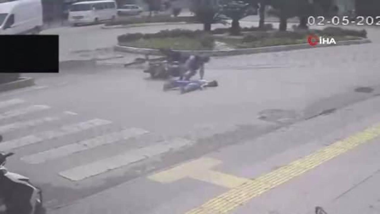 Yaya geçidini kullanan bisiklete motosiklet çarptı: 2'si çocuk 3 yaralı