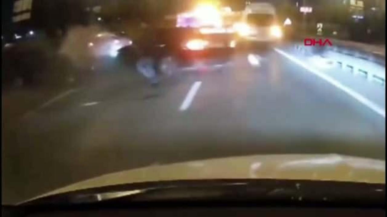 Zincirleme kazada araçtan fırlayan yaralı yürekleri ağza getirdi