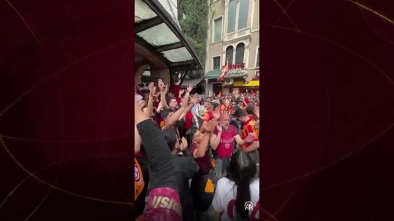 Galatasaray taraftarı Beyoğlu’nda Antalyaspor karşılaşmasını bekliyor