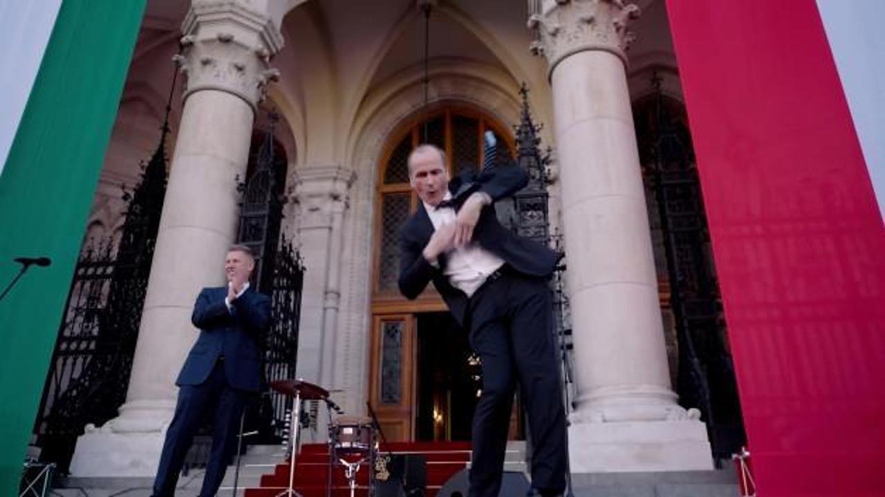 Macaristan'da yemin törenine Sağlık Bakanı adayının dansı damga vurdu