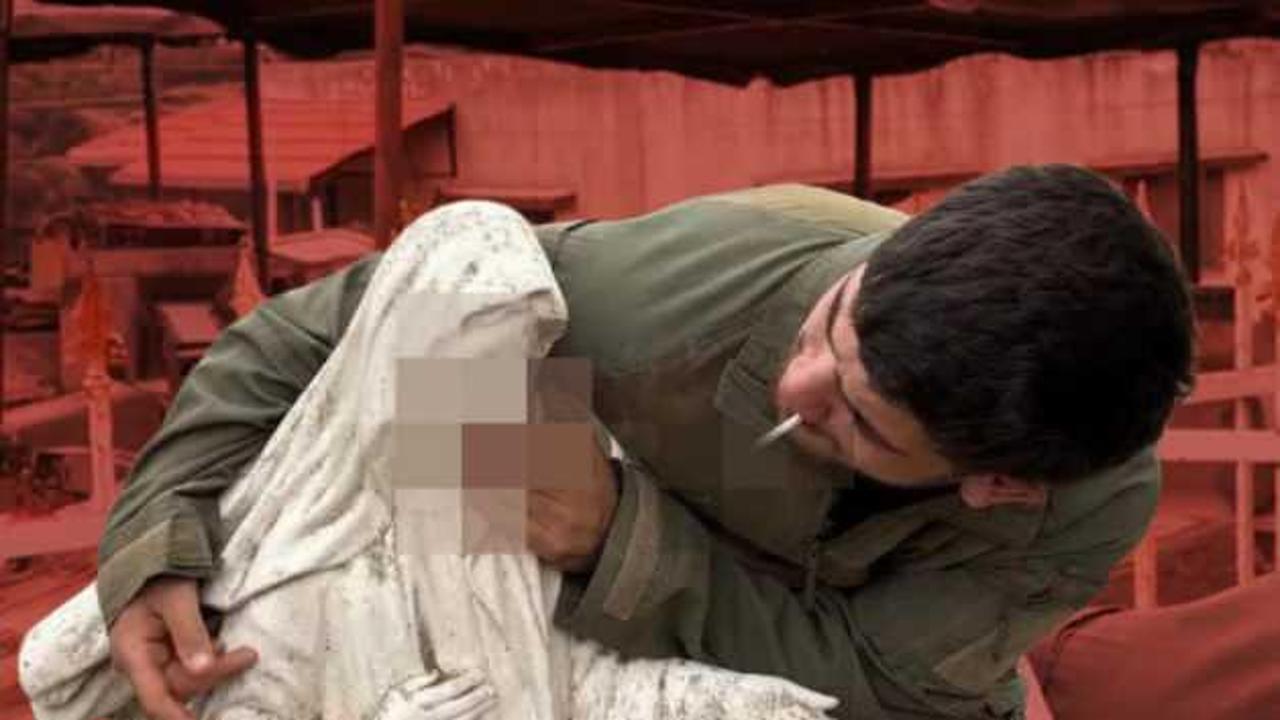 Siyonist İsrailli asker, Meryem Ana heykelinin ağzına sigara verip dalga geçti