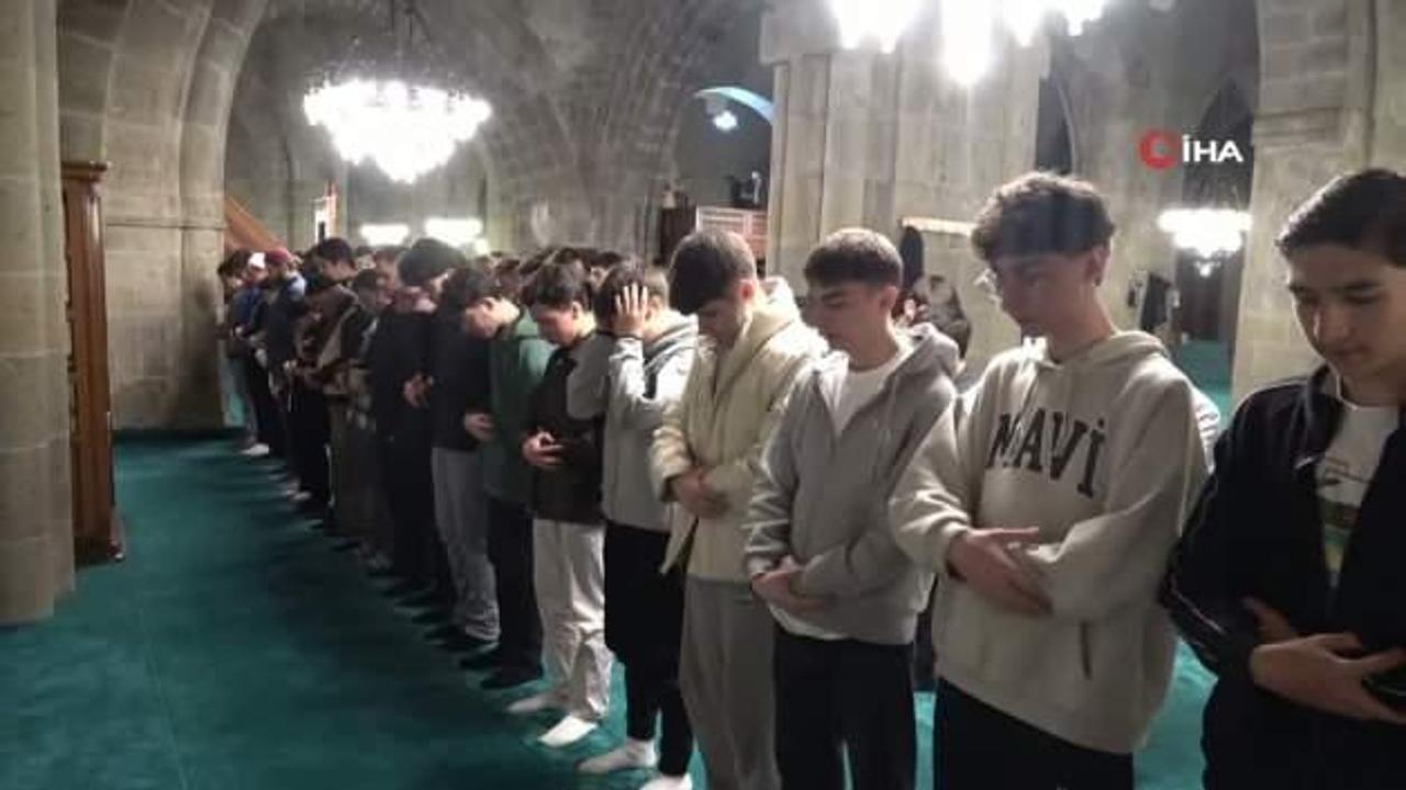 Her hafta farklı cami: 100’üncü durakta yatsı namazı