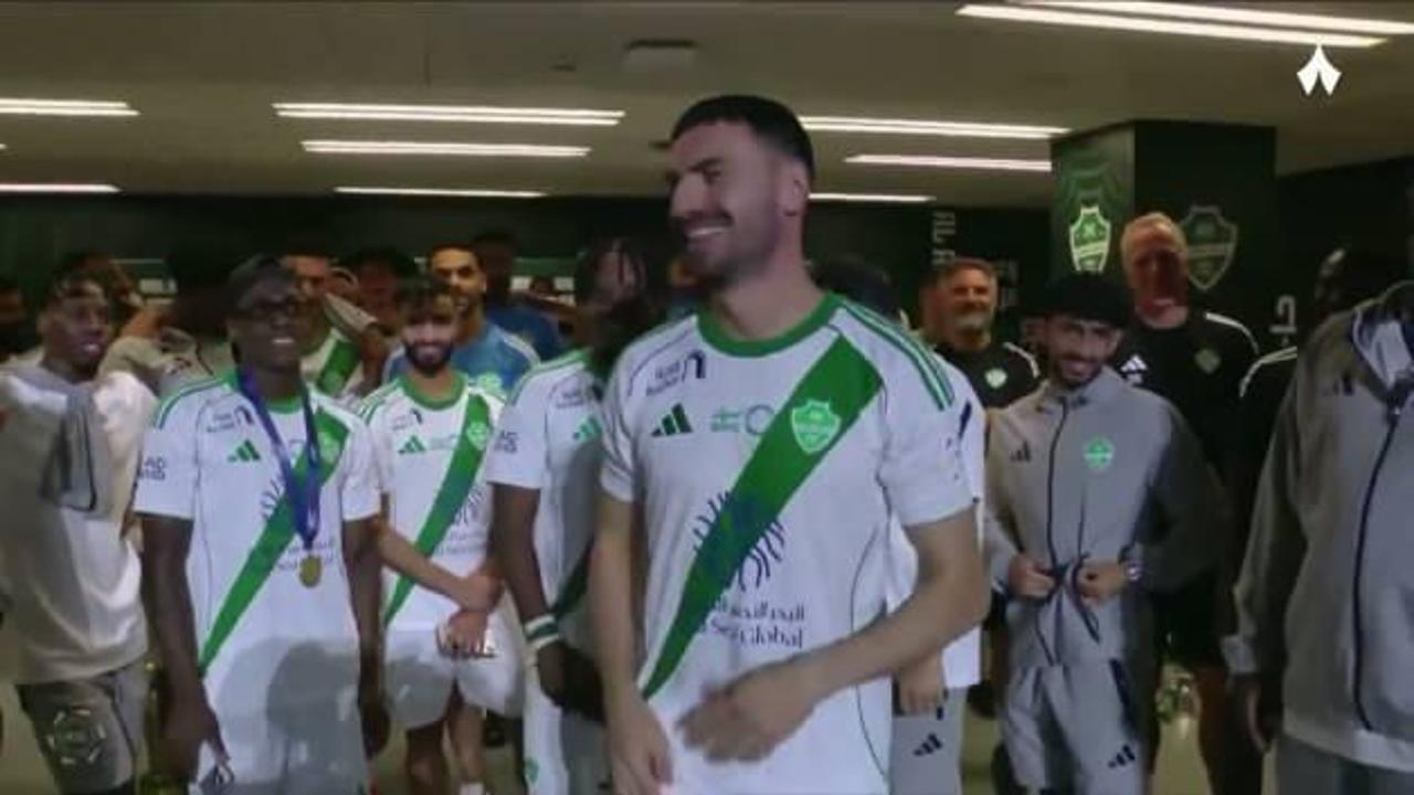 Merih Demiral kupa töreninde “Çırpınırdı Karadeniz” parçası ile stadyumu coşturdu