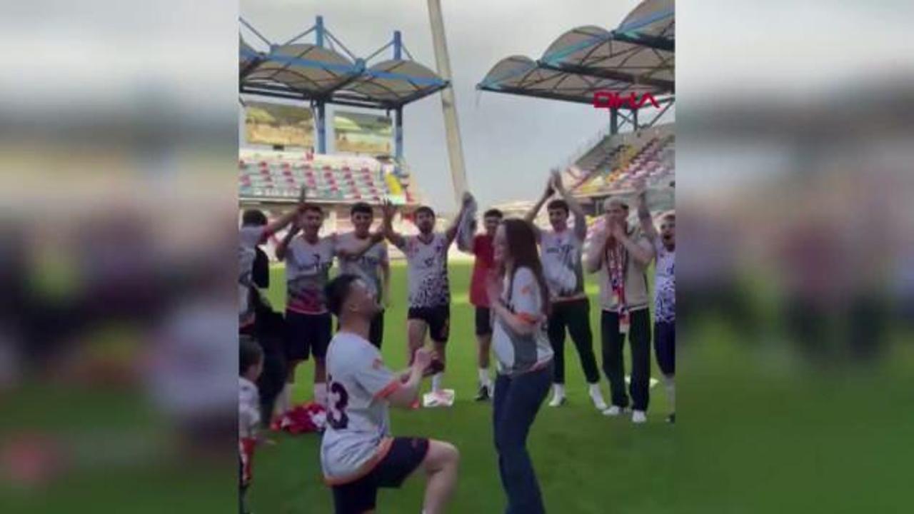 Şampiyonluk kutlamalarında futbolcudan sürpriz evlilik teklifi