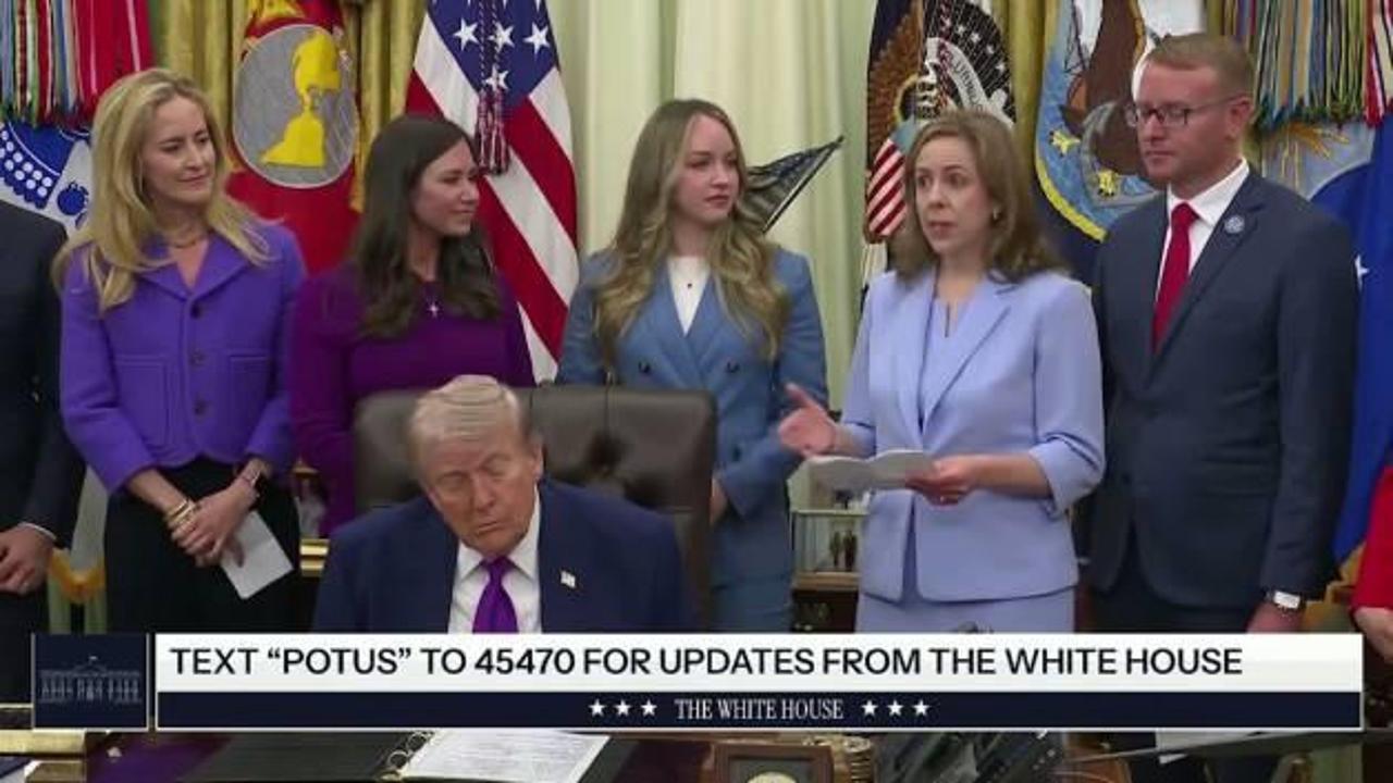 Trump, Oval Ofis’teki etkinlik sırasında uyukladı