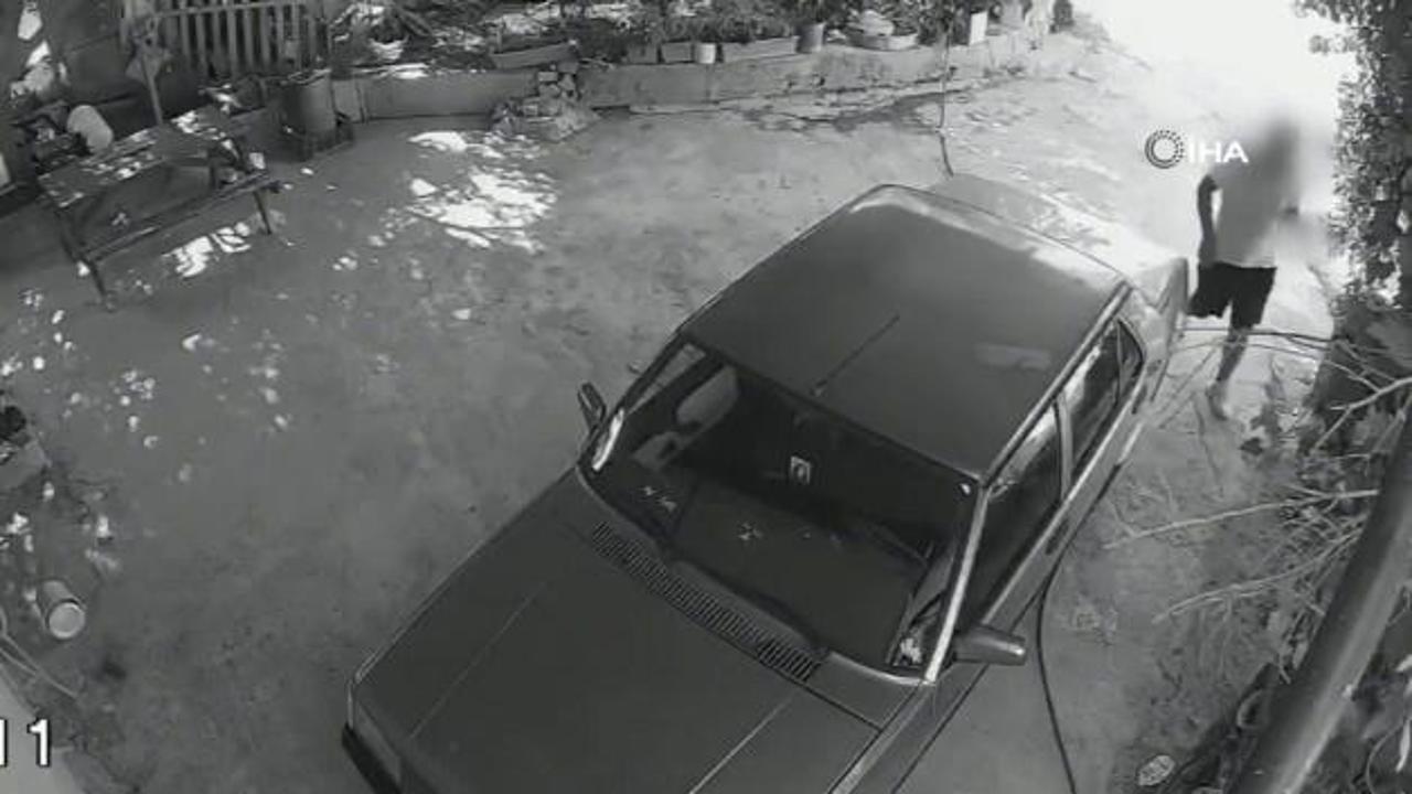 Mersin'de eski sevgili vahÅeti: Otomobili satır ve bıçakla delik deÅik etti!