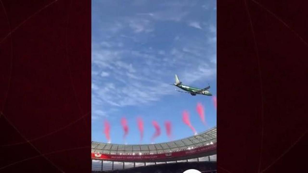 Cape Town'da yürekleri aÄza getiren Åov: İki yolcu uçaÄı stadyumu teÄet geçti