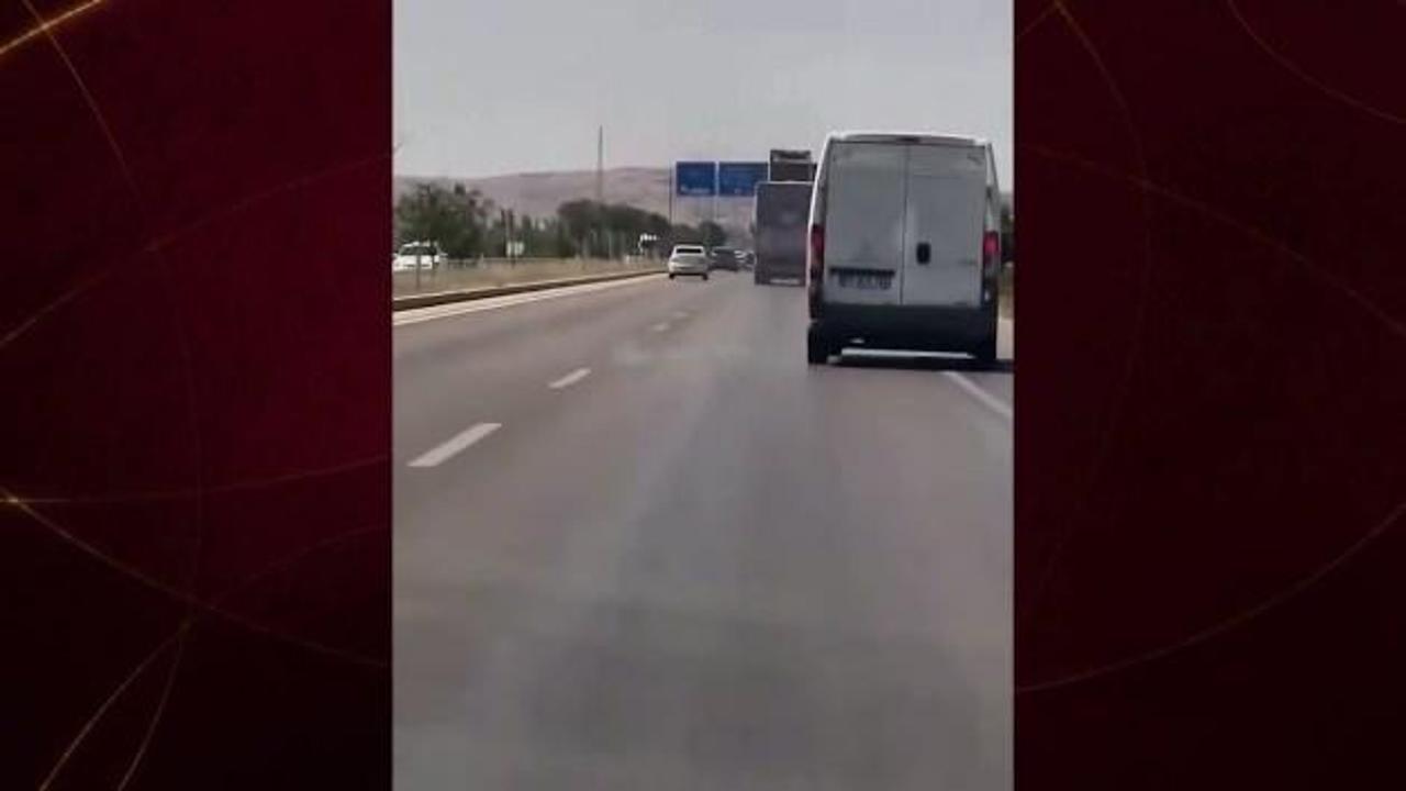 Afyonkarahisar'da açık kalan damper yön levhasını böyle yıktı