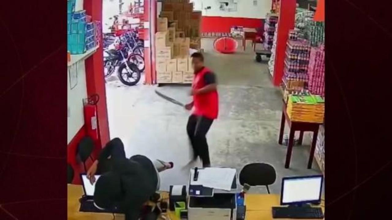 Brezilya'da silahlı soyguncuya palalı müdahale: O anlar kamerada