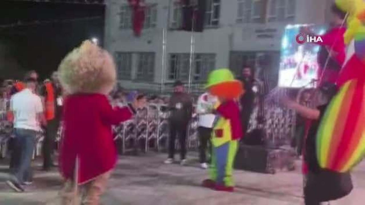 ElazıÄ'da fırtına, festivali kabusa çevirdi! 5 kiÅi dev ekranın altında kaldı