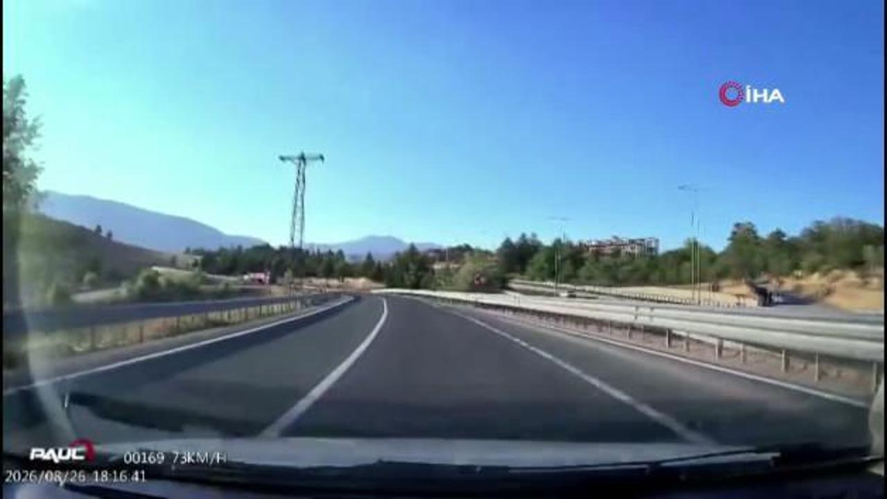Hatalı sollama faciaya sebep oluyordu: Kafa kafaya çarpıÅmadan saniyelerle kurtuldular