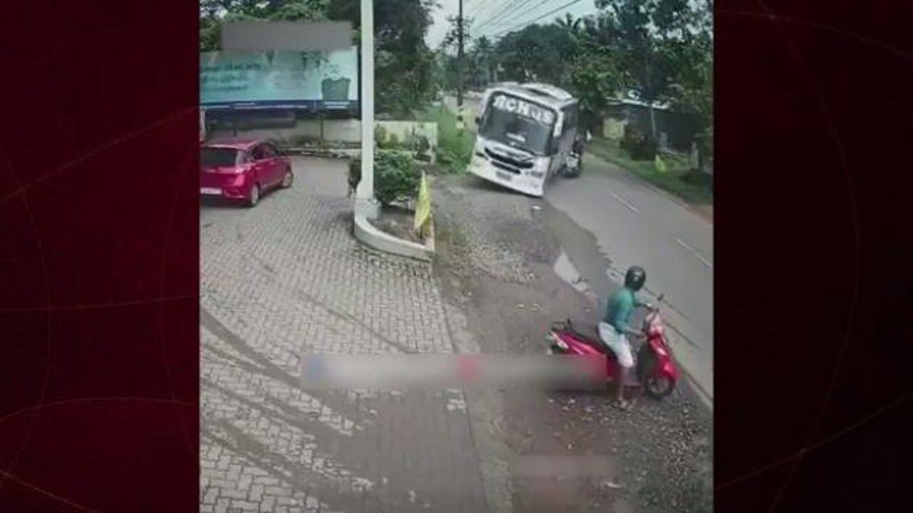 Hindistan’da trafik faciası: Bir anlık sorumsuzluk otobüsü biçti!
