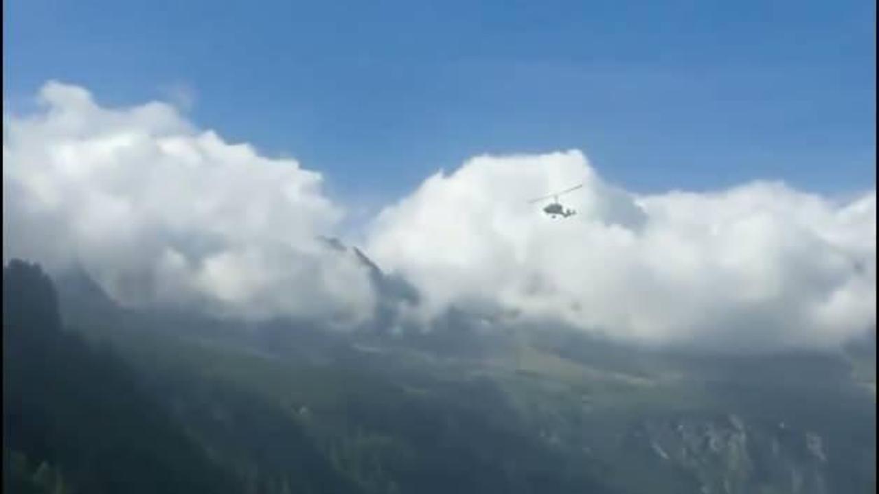 İtalya'da tellere çarpan gyrocopter havada patladı!
